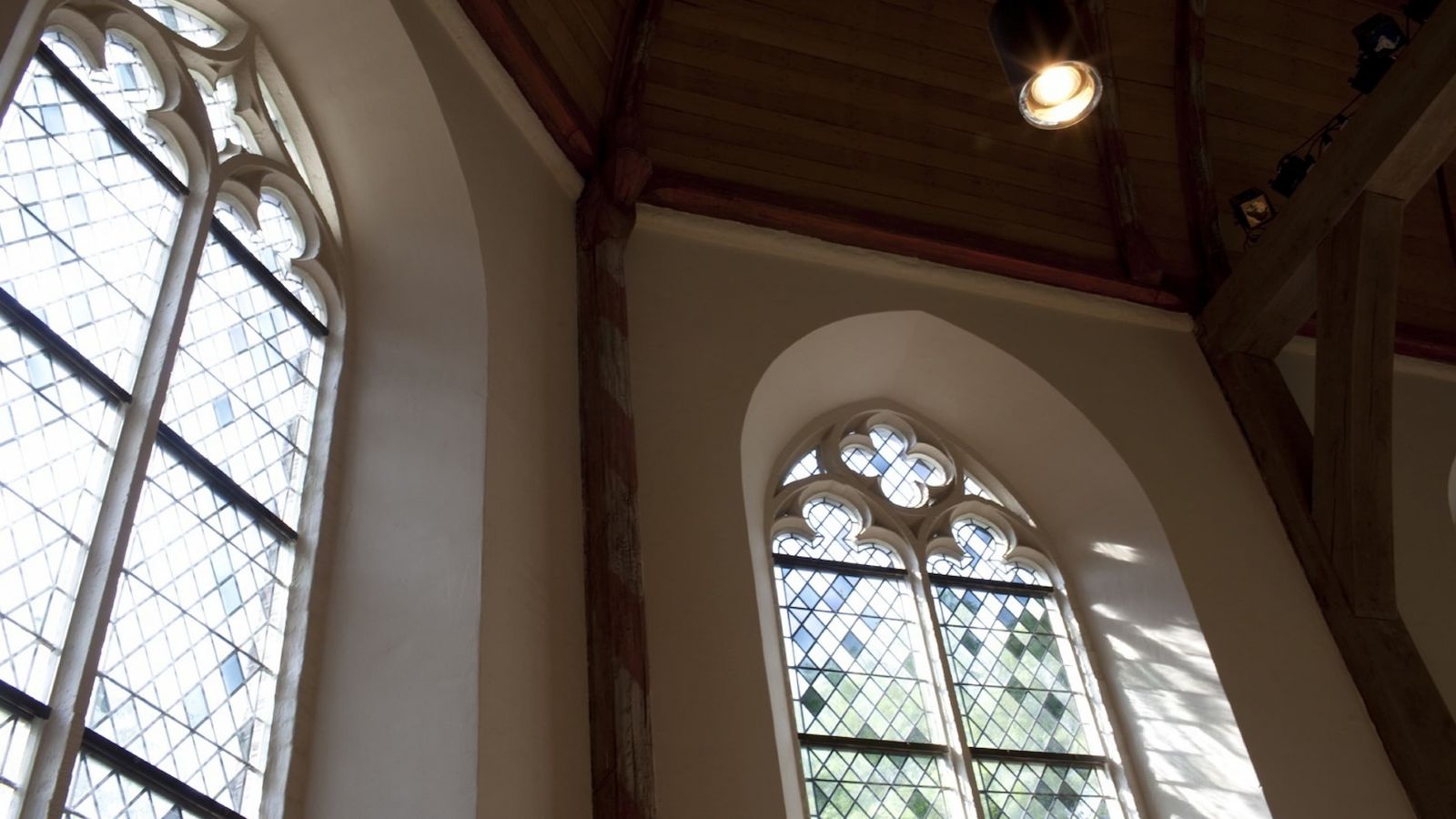 Sfeerfoto van de ramen in de Sint Aegtenkapel