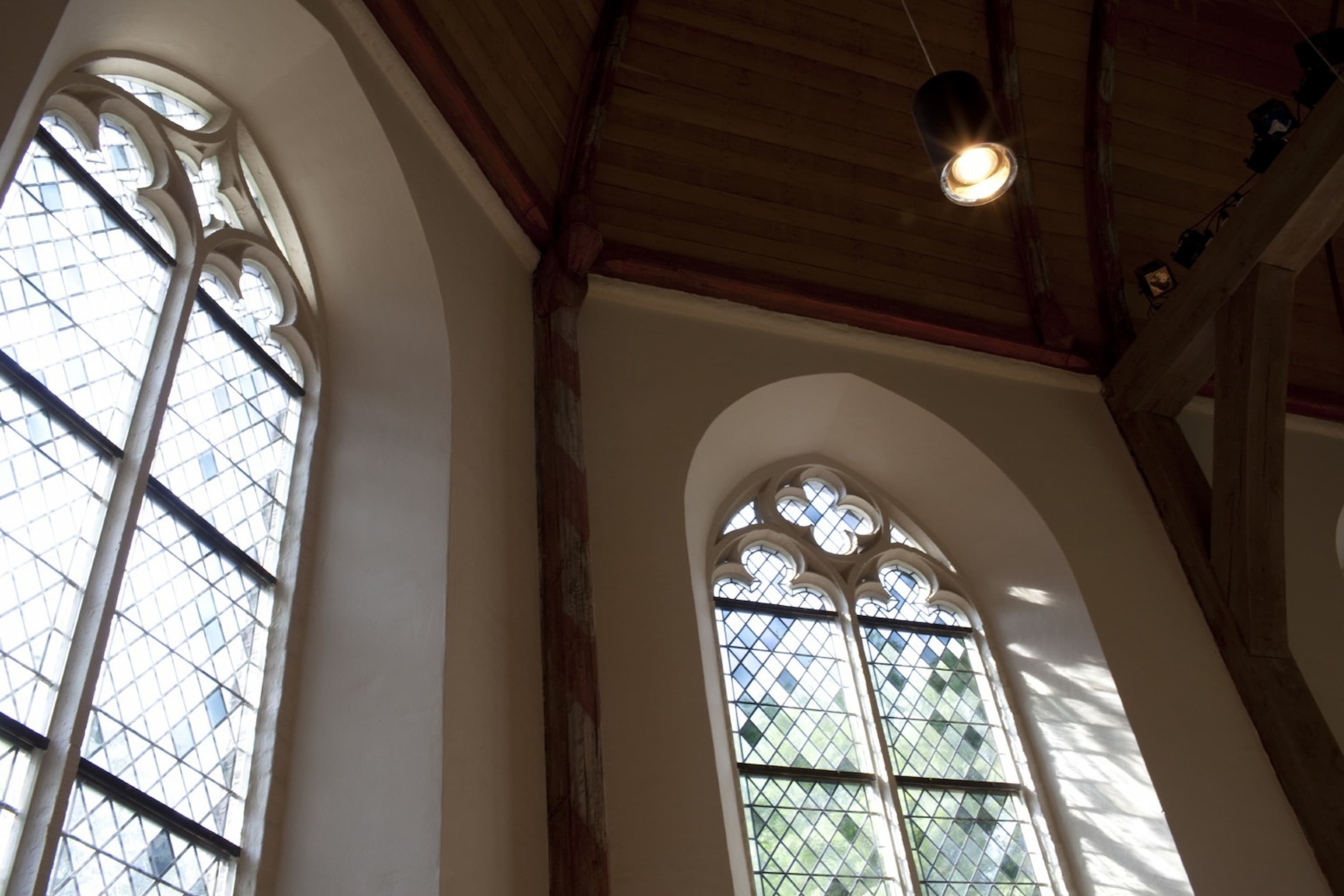 Sfeerfoto van de ramen in de Sint Aegtenkapel