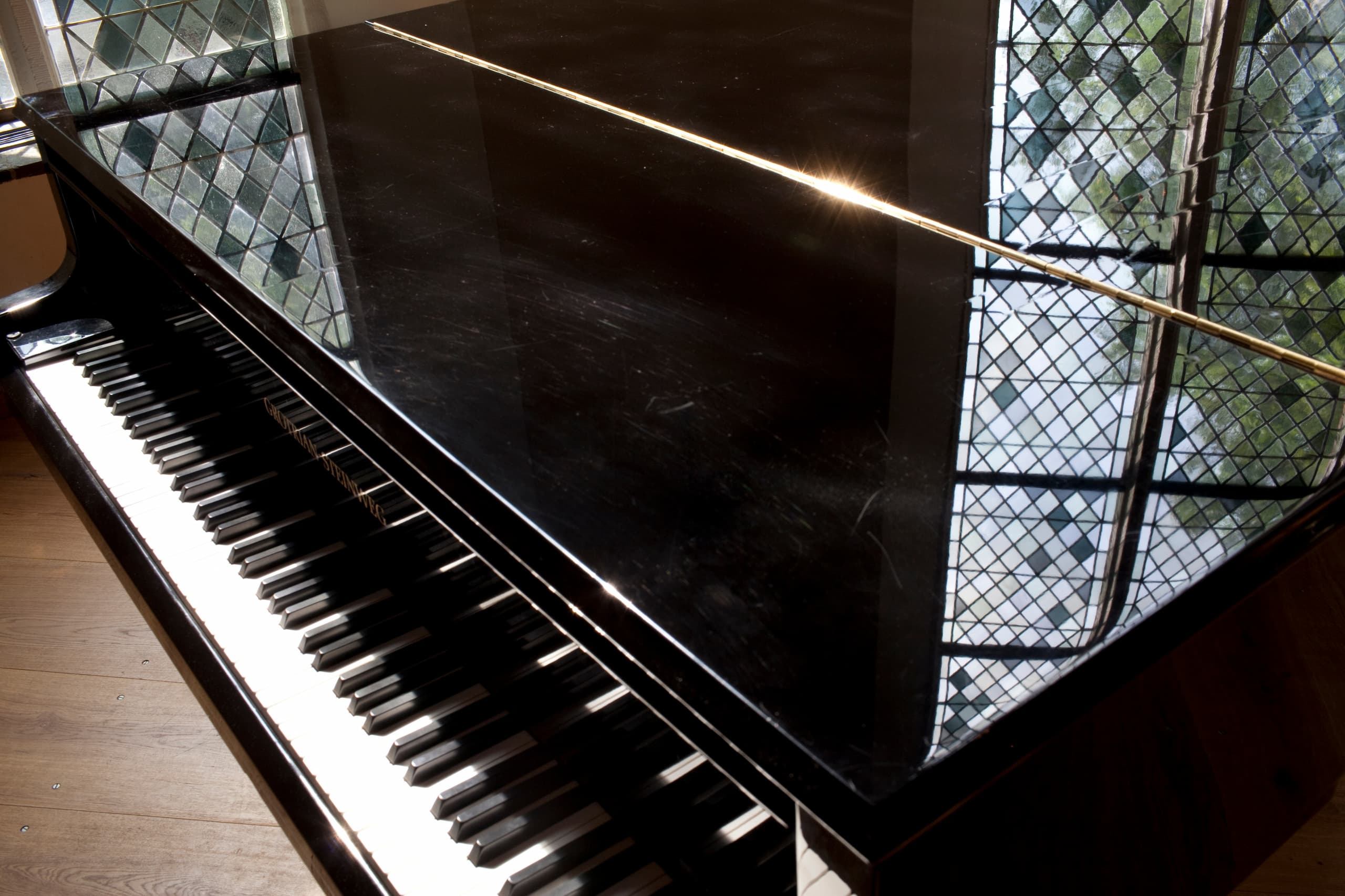 Sfeerfoto van een piano in de Sint Aegtenkapel