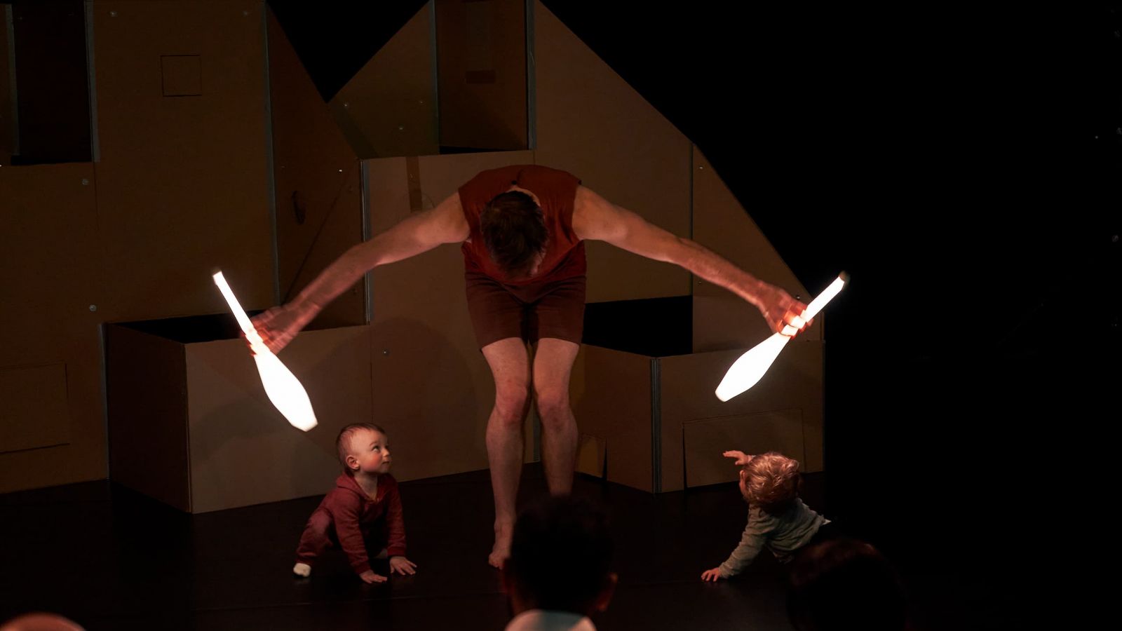 Scènebeeld 2 familievoorstelling Be Kind van Emilie Weisse Circustheater in theater Flint Amersfoort