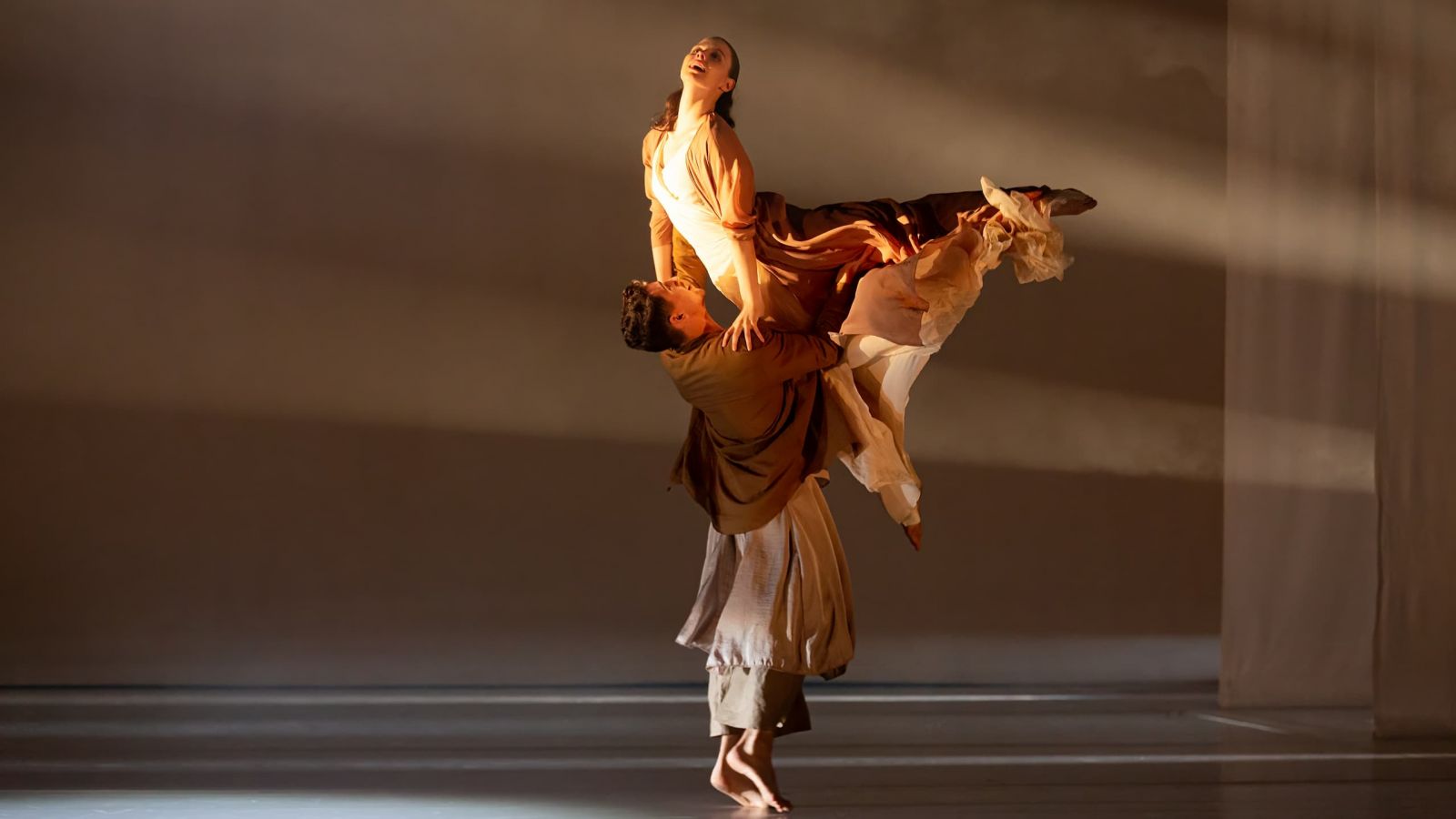 Scènebeeld dansvoorstelling Particles of God van Isabelle Beernaert in Flint theater Amersfoort