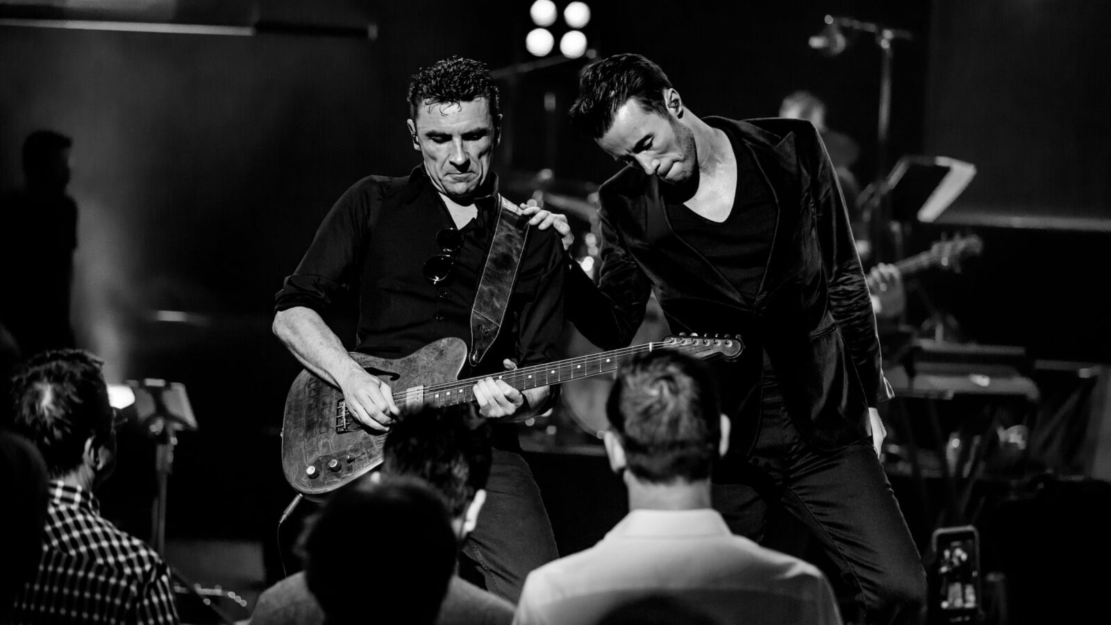 Scènebeeld van de zanger van A Tribute To George Michael Freedom Forever. Te zien in Flint Theater Amersfoort