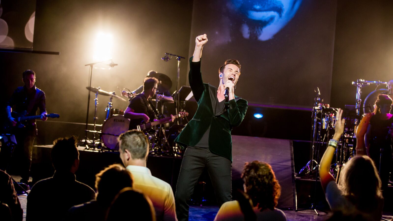 Scènebeeld van de zanger van A Tribute To George Michael Freedom Forever. Te zien in Flint Theater Amersfoort