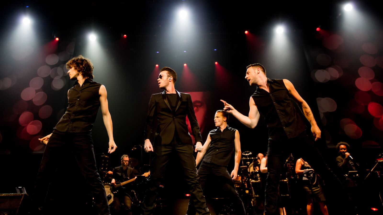 Scènebeeld van de zanger van A Tribute To George Michael Freedom Forever. Te zien in Flint Theater Amersfoort