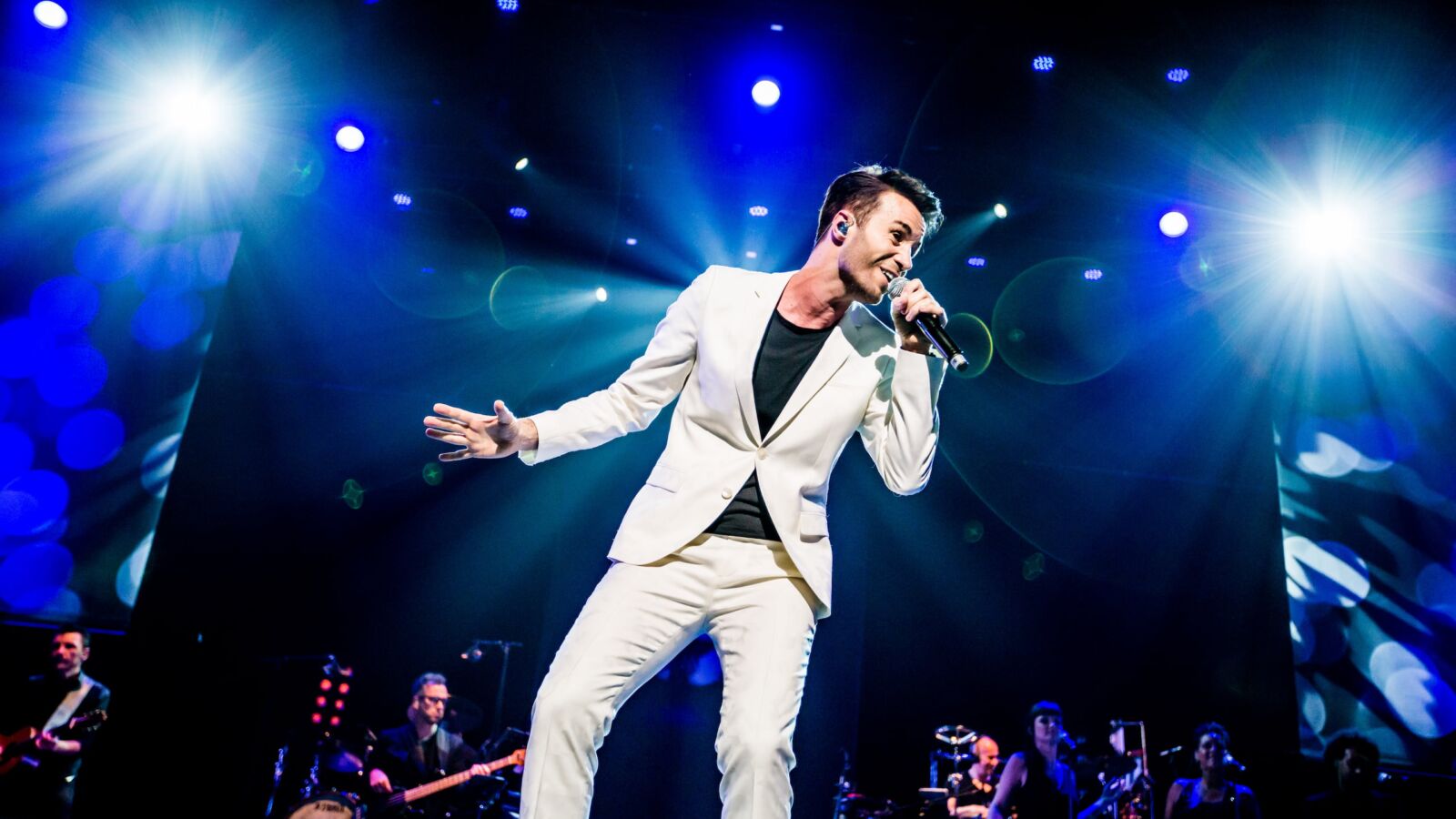 Scènebeeld van de zanger van A Tribute To George Michael Freedom Forever. Te zien in Flint Theater Amersfoort