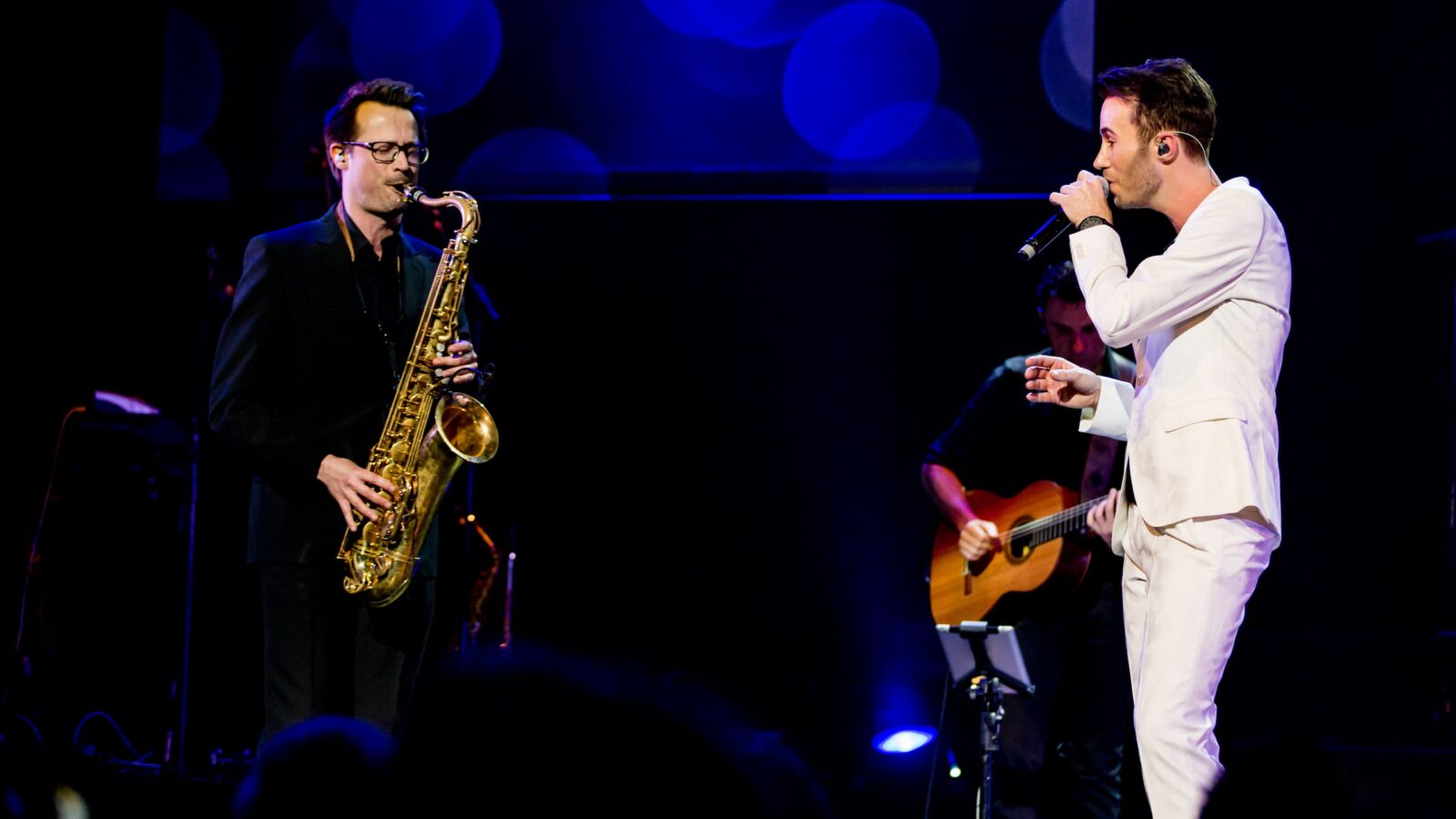 Scènebeeld van de zanger van A Tribute To George Michael Freedom Forever. Te zien in Flint Theater Amersfoort