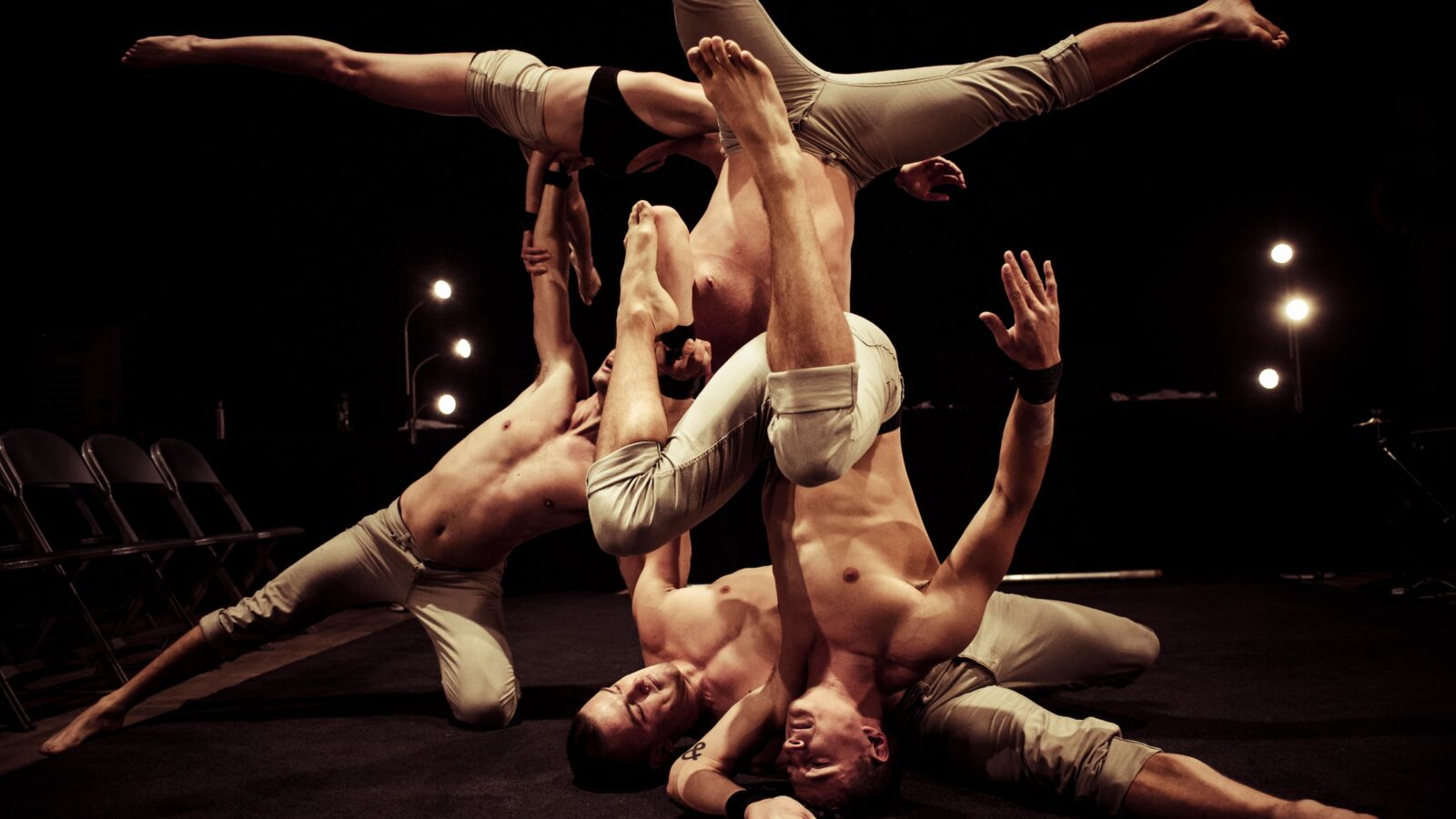 Foto van de acrobaten van Gravity & Other Myths voor hun voorstelling A Simple Space.