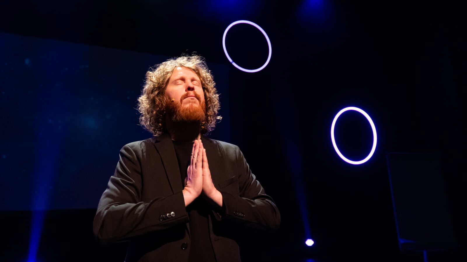 Scènebeeld van Kasper van der Laan bij de voorstelling De weg naar SuccesGeluk. Fotocredits: Sjoerd Derine