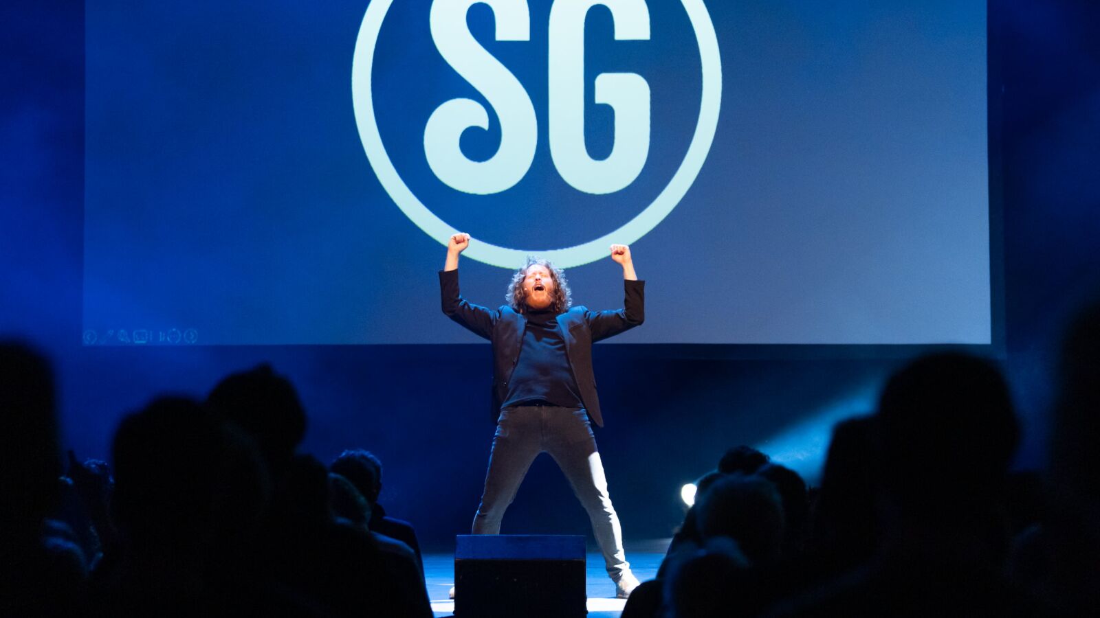 Scènebeeld van Kasper van der Laan bij de voorstelling De weg naar SuccesGeluk. Fotocredits: Sjoerd Derine