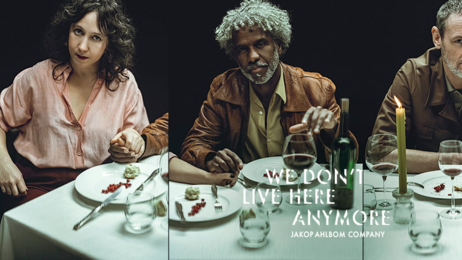 Promobeeld voor We don't live here anymore van Jakop Ahlbom Company. Vier mensen zitten aan tafel en kijken gespannen. Fotocredits: Rahi Rezvani.