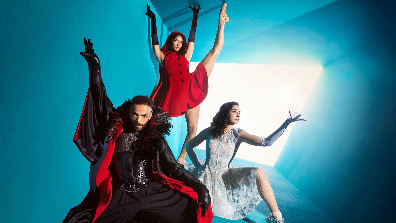 Promobeeld van de voorstelling GRIMM van ISH Dance Collective, Junior Company, Nationale Opera & Ballet. Op het beeld poseren drie dansers in een blauwe kamer. Fotocredits: Hugo Thomassen