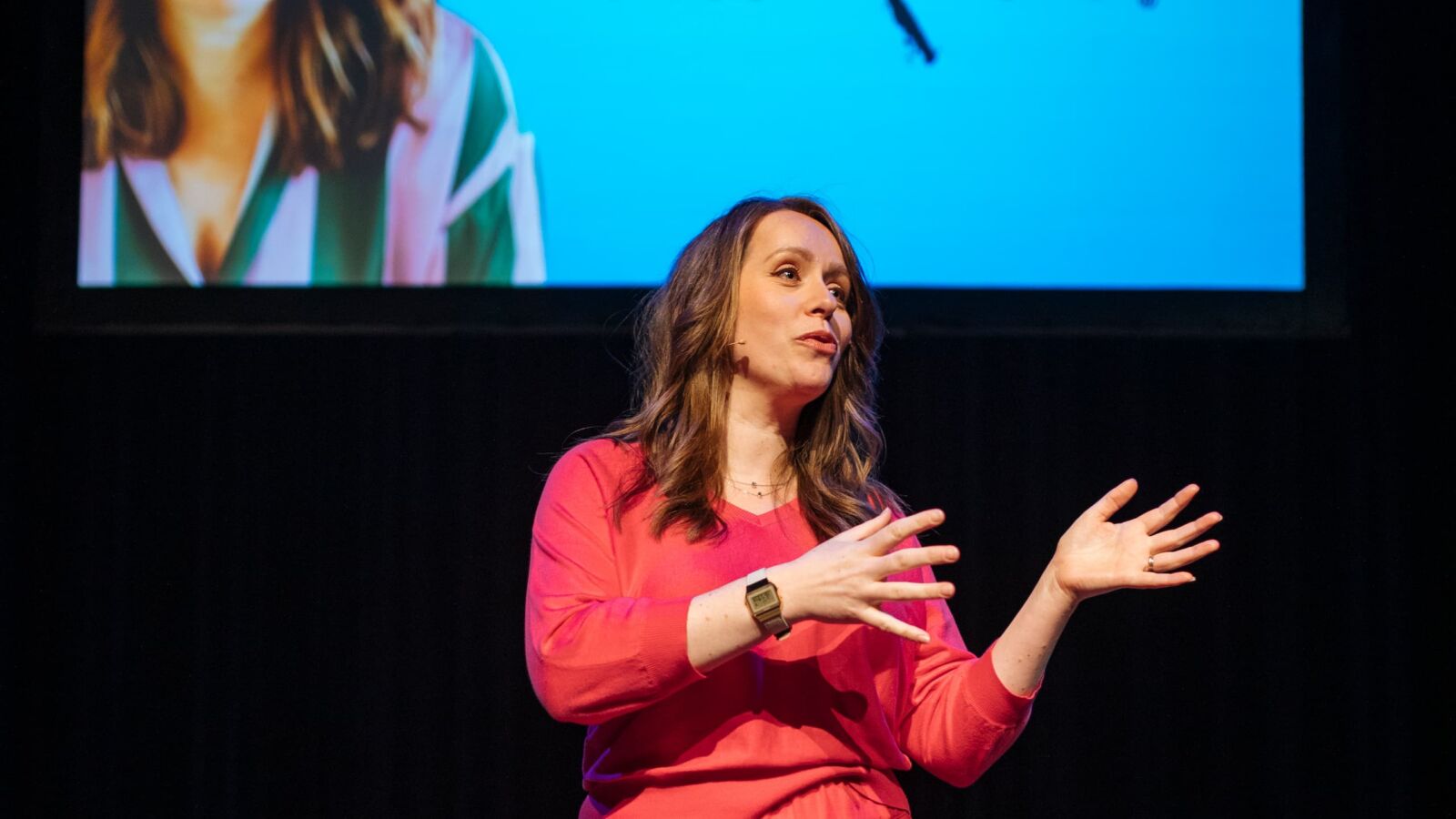 Scènefoto van Renée Lamboo voor haar voorstelling PorteRenee. Te zien in Flint Theater Amersfoort. Fotocredits: Mees Borst