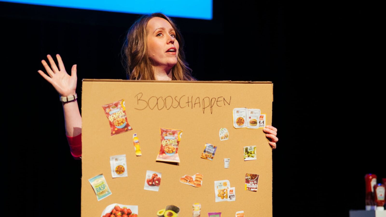 Scènefoto van Renée Lamboo voor haar voorstelling PorteRenee. Te zien in Flint Theater Amersfoort. Fotocredits: Mees Borst