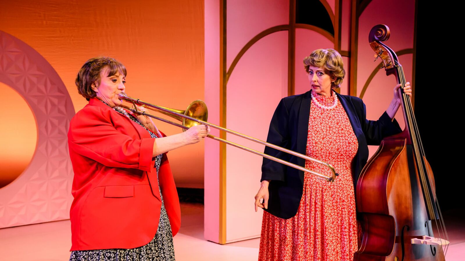 Scènebeeld van de voorstelling Harrekidee van Plien en Bianca - Flint Theater Amersfoort