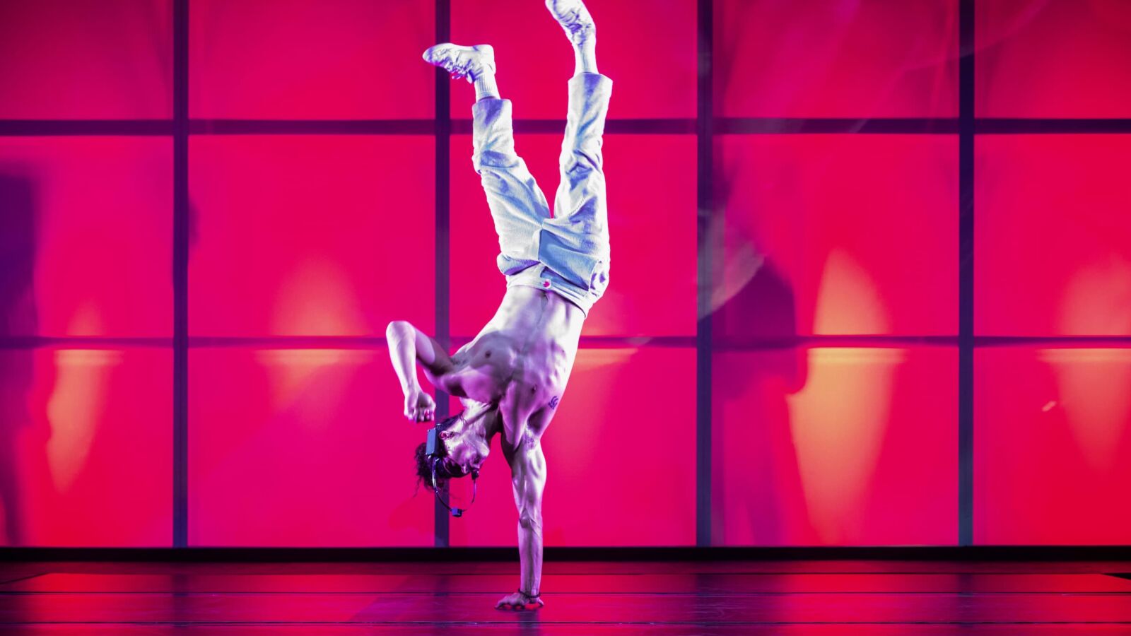 Scènefoto van de dansvoorstelling CONTROLE van 155. Te zien in Flint Theater Amersfoort