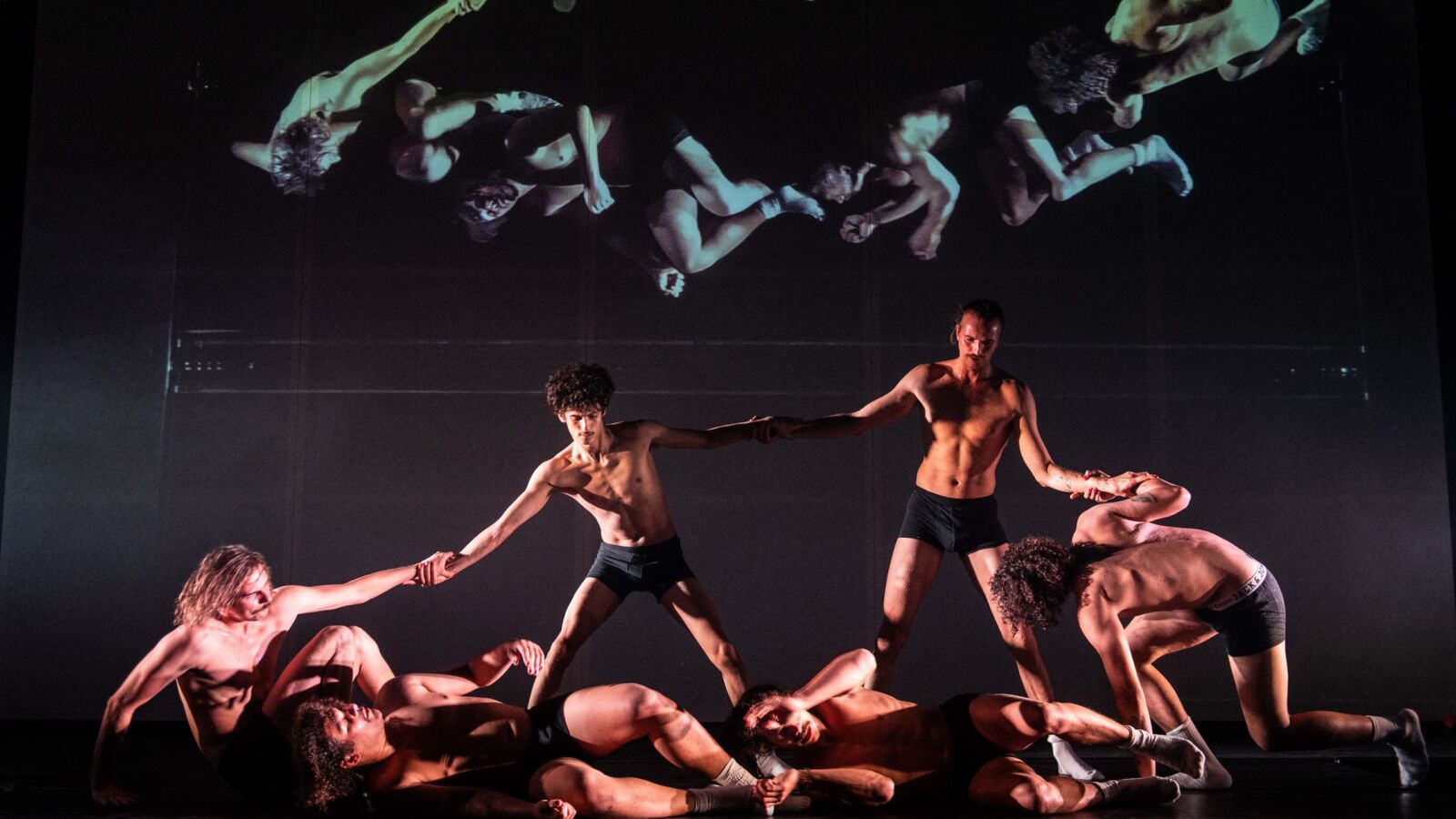 Scènefoto van de dansvoorstelling CONTROLE van 155. Te zien in Flint Theater Amersfoort