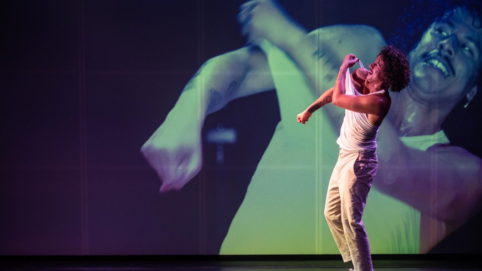 Scènefoto van de dansvoorstelling CONTROLE van 155. Te zien in Flint Theater Amersfoort