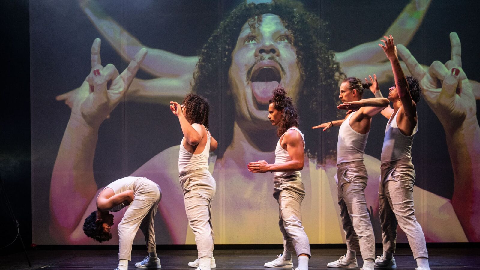 Scènefoto van de dansvoorstelling CONTROLE van 155. Te zien in Flint Theater Amersfoort