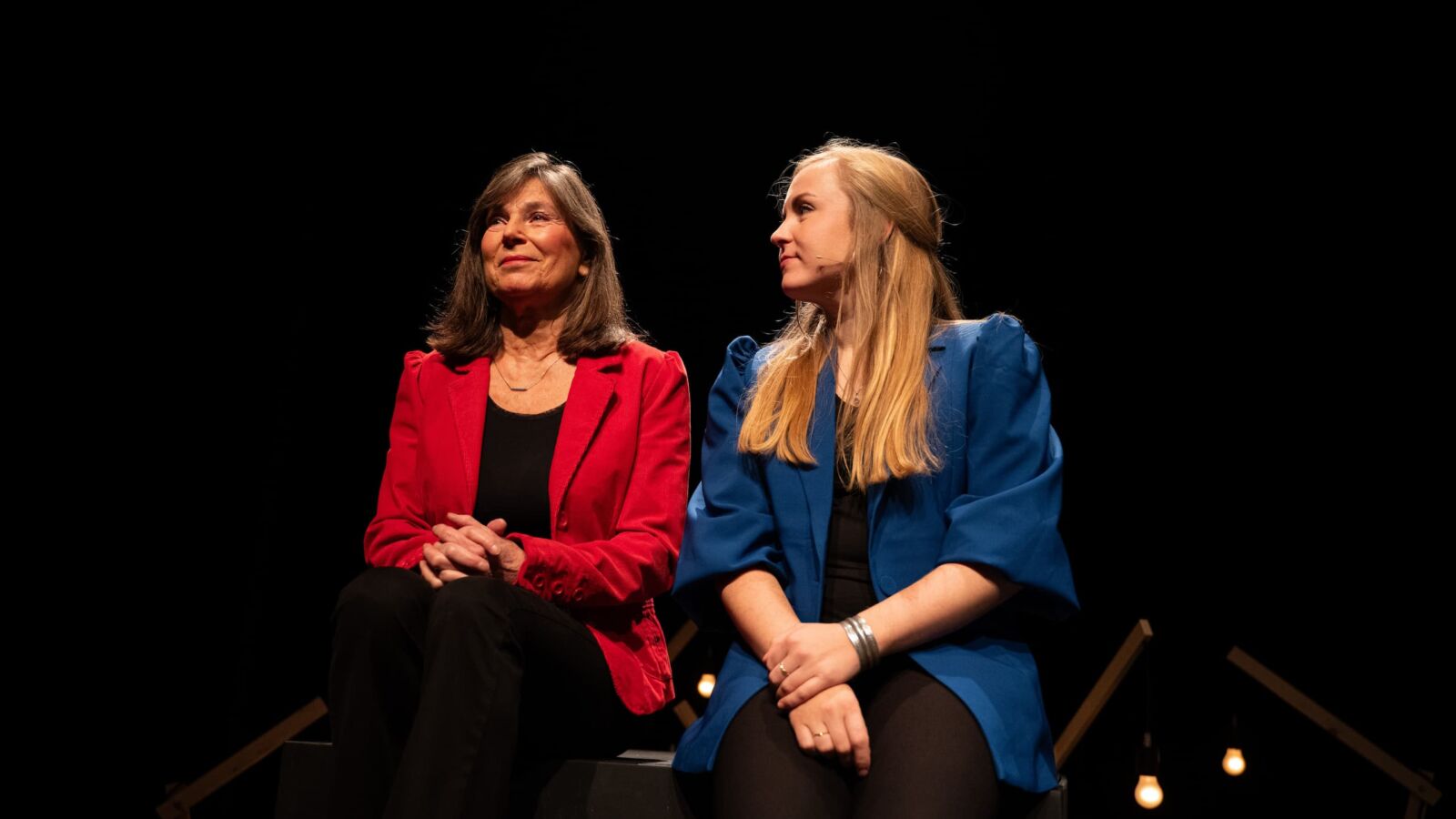 Scènefoto van de toneelvoorstelling Afslag Gewist van Debby Petter & Emma Finkers. Geschreven door Youp van 't Hek. Te zien in Flint Theater Amersfoort.