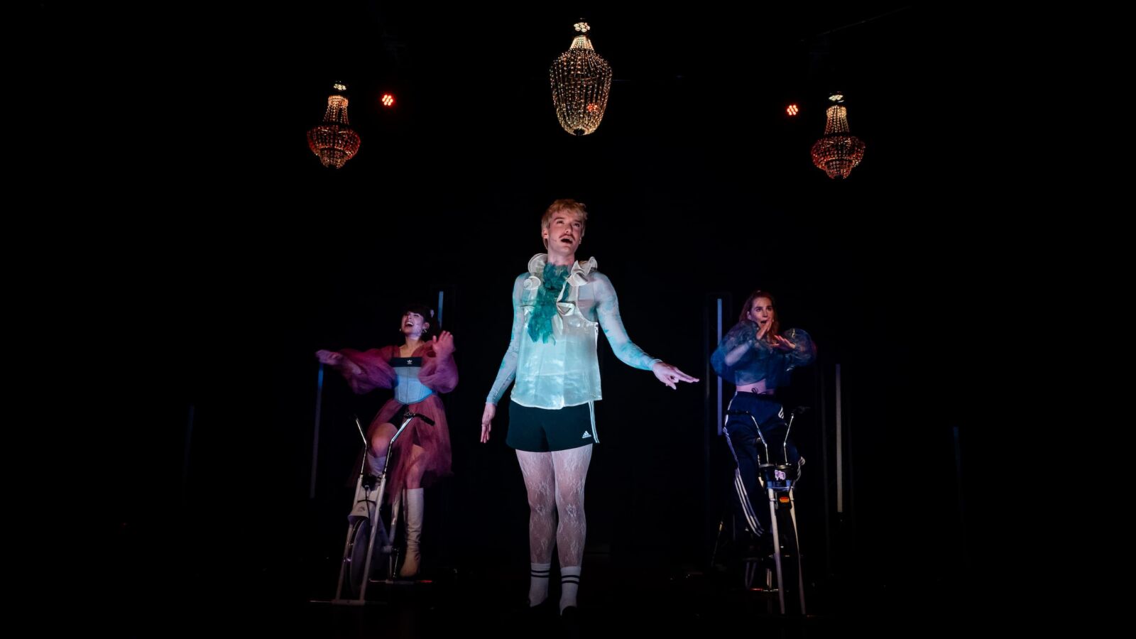 Scènefoto van de show en musicalvoorstelling Beyond the Ball van Aqueerius. Te zien in Flint Theater Amersfoort. Fotocredits: Rik Versteeg