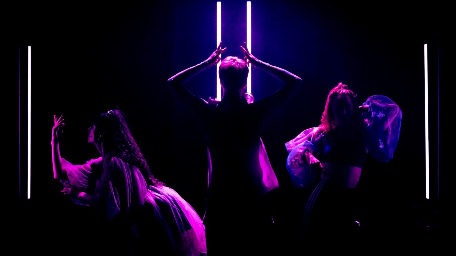 Scènefoto van de show en musicalvoorstelling Beyond the Ball van Aqueerius. Te zien in Flint Theater Amersfoort. Fotocredits: Rik Versteeg