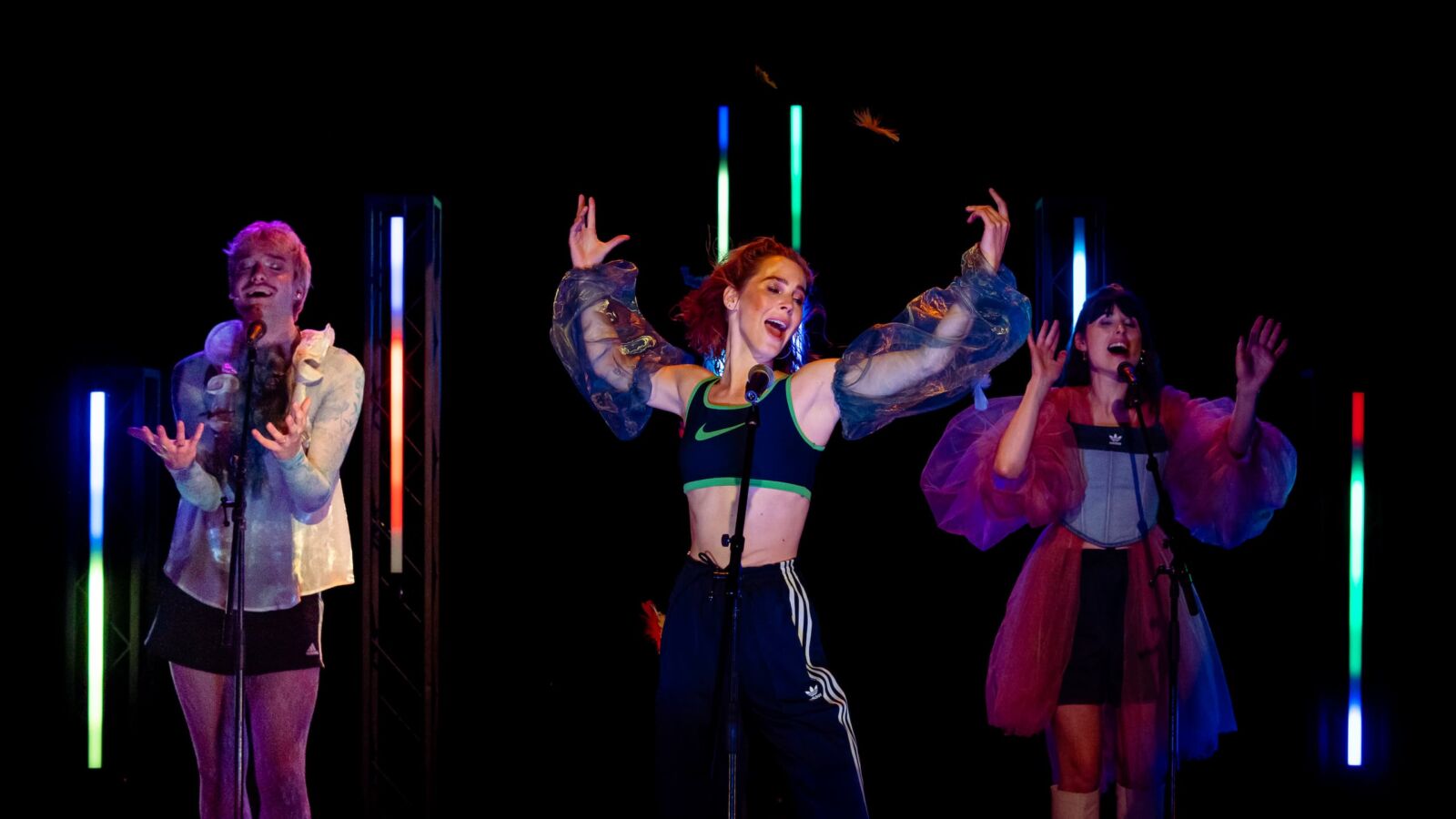Scènefoto van de show en musicalvoorstelling Beyond the Ball van Aqueerius. Te zien in Flint Theater Amersfoort. Fotocredits: Rik Versteeg