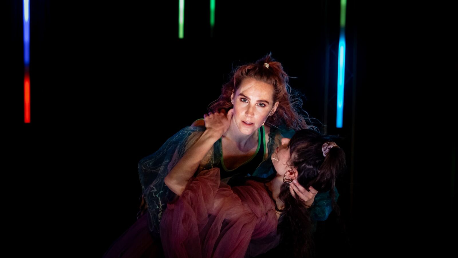 Scènefoto van de show en musicalvoorstelling Beyond the Ball van Aqueerius. Te zien in Flint Theater Amersfoort. Fotocredits: Rik Versteeg