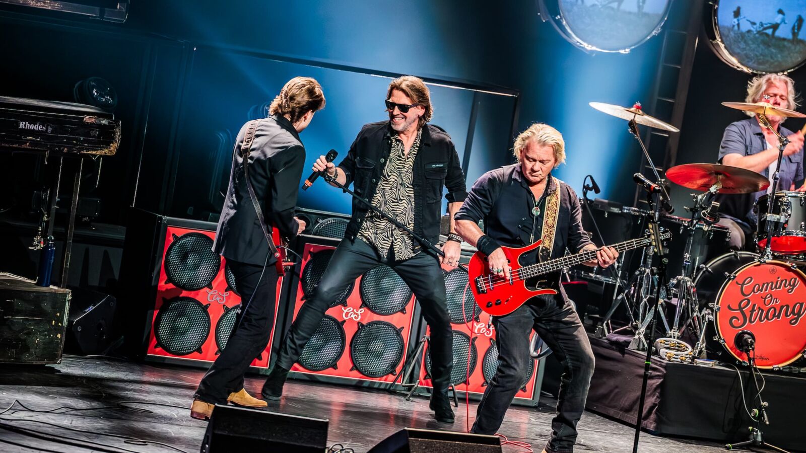 Scènefoto van de muziekvoorstelling Coming On Strong - Onze Earring. Te zien in Flint Theater Amersfoort. Fotocredits: Larissa Derks