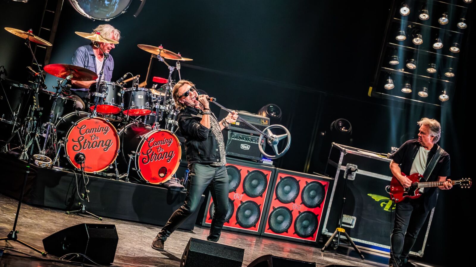 Scènefoto van de muziekvoorstelling Coming On Strong - Onze Earring. Te zien in Flint Theater Amersfoort. Fotocredits: Larissa Derks