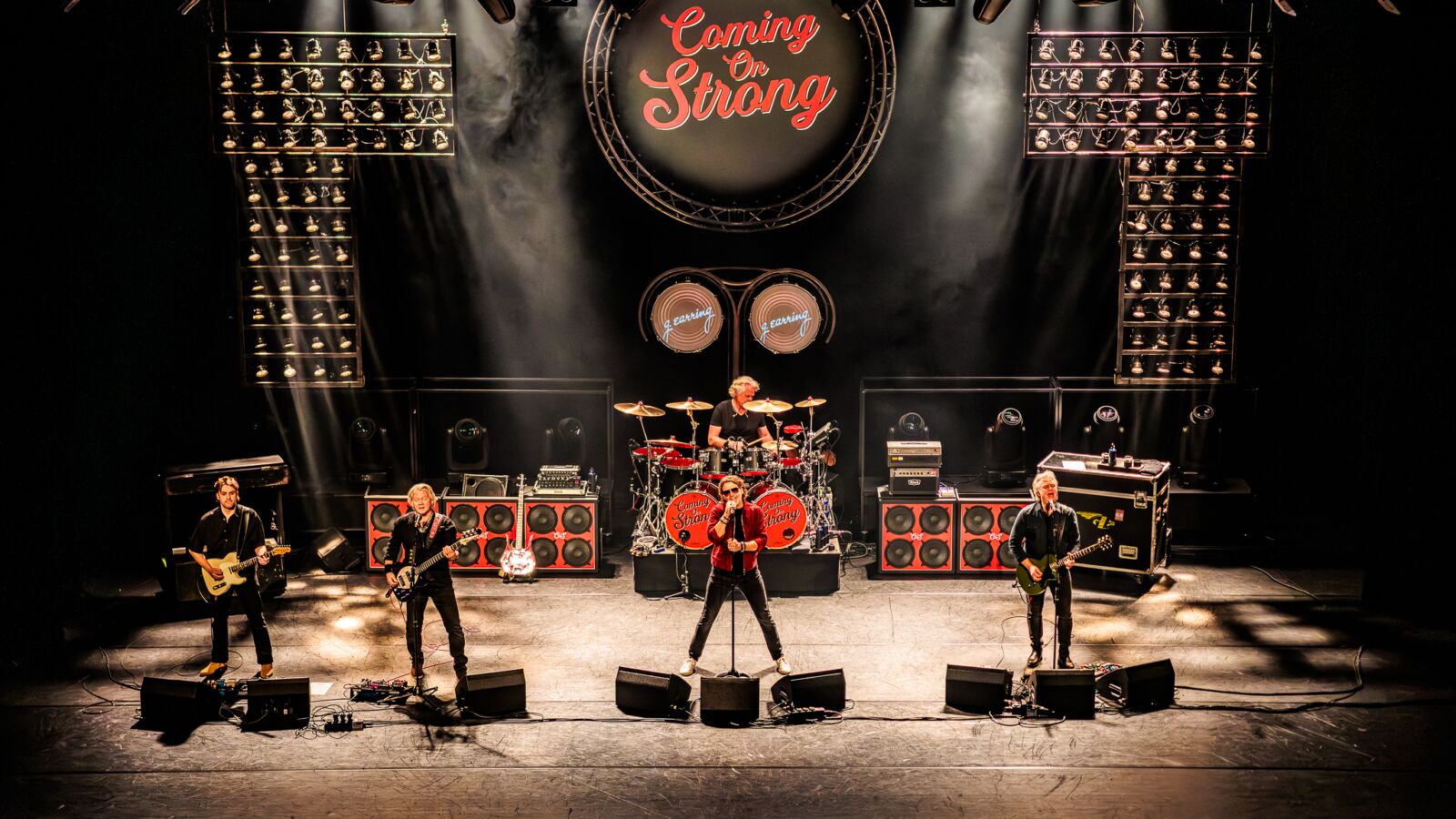 Scènefoto van de muziekvoorstelling Coming On Strong - Onze Earring. Te zien in Flint Theater Amersfoort. Fotocredits: Larissa Derks