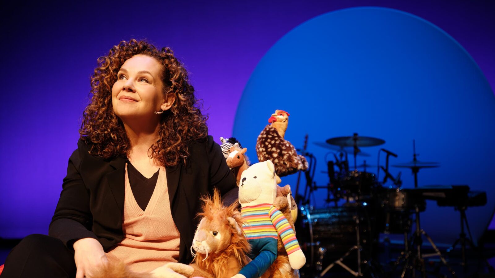 Scènebeeld van de cabaretvoorstelling Prikkelarme Kermis van Sara Kroos. Te zien in Flint Theater Amersfoort
