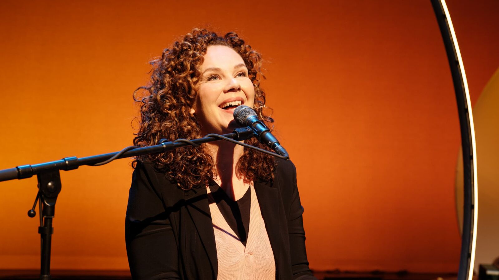 Scènebeeld van de cabaretvoorstelling Prikkelarme Kermis van Sara Kroos. Te zien in Flint Theater Amersfoort