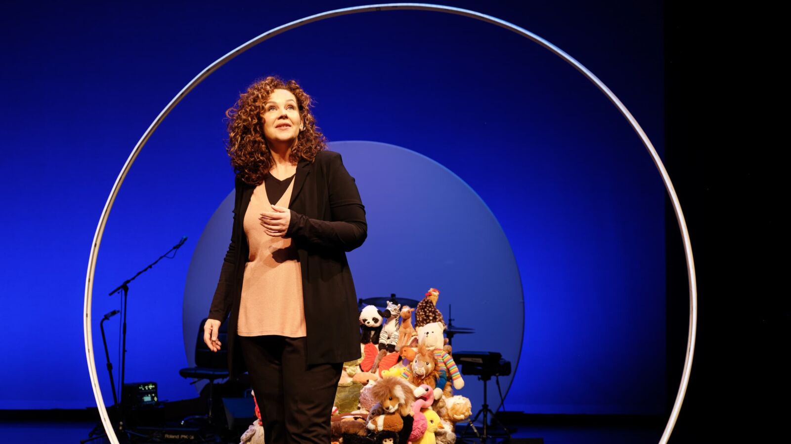 Scènebeeld van de cabaretvoorstelling Prikkelarme Kermis van Sara Kroos. Te zien in Flint Theater Amersfoort
