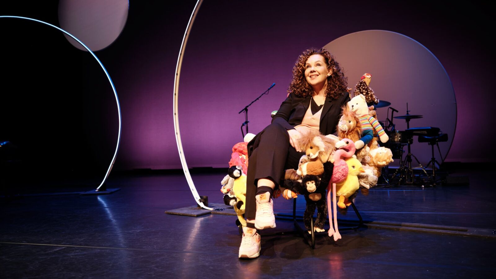 Scènebeeld van de cabaretvoorstelling Prikkelarme Kermis van Sara Kroos. Te zien in Flint Theater Amersfoort