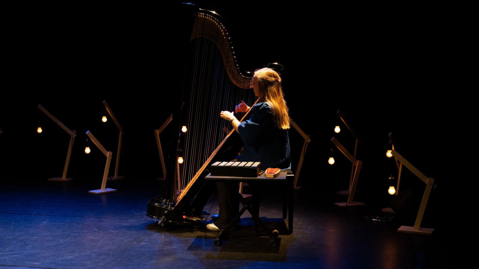 Scènefoto van de toneelvoorstelling Afslag Gewist van Debby Petter & Emma Finkers. Geschreven door Youp van 't Hek. Te zien in Flint Theater Amersfoort.