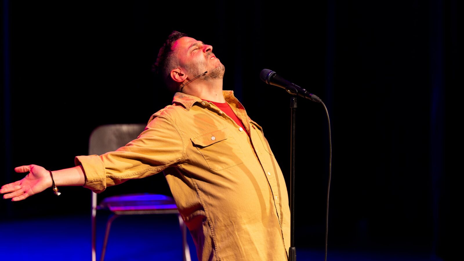 Scènefoto van de cabaretvoorstelling Ongeduldig Geduldig van Anuar. Te zien in Flint Theater Amersfoort. Fotocredits: Juri Hiensch