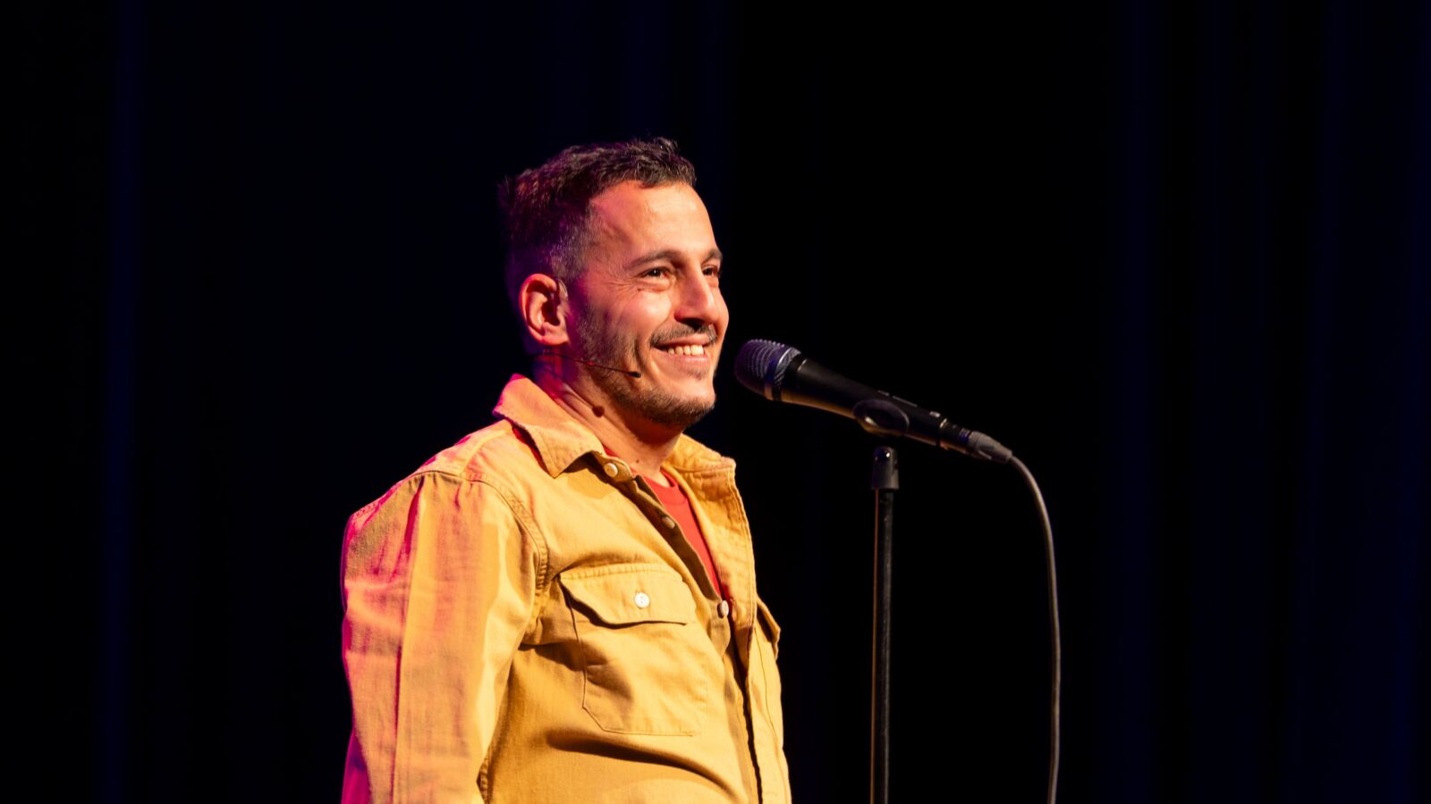 Scènefoto van de cabaretvoorstelling Ongeduldig Geduldig van Anuar. Te zien in Flint Theater Amersfoort. Fotocredits: Juri Hiensch