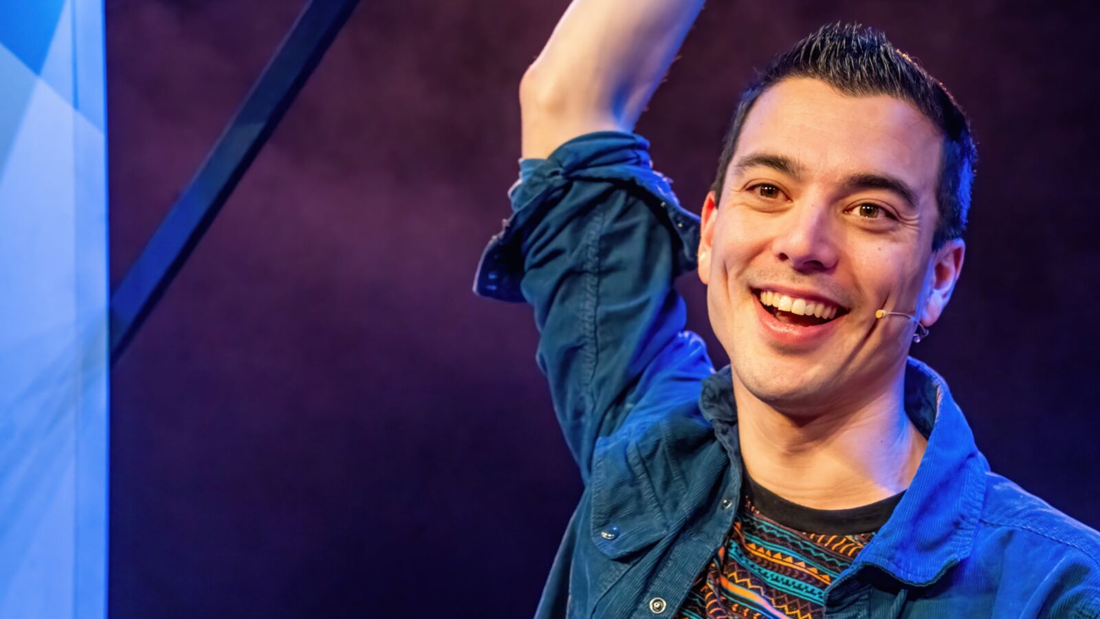 Scènefoto van de cabaretvoorstelling Ravot van Andries Tunru. Te zien in Flint Theater Amersfoort. Fotocredits: Jaap Reedijk