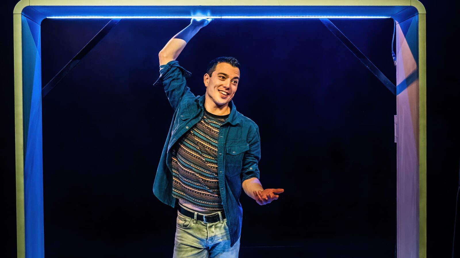 Scènefoto van de cabaretvoorstelling Ravot van Andries Tunru. Te zien in Flint Theater Amersfoort. Fotocredits: Jaap Reedijk