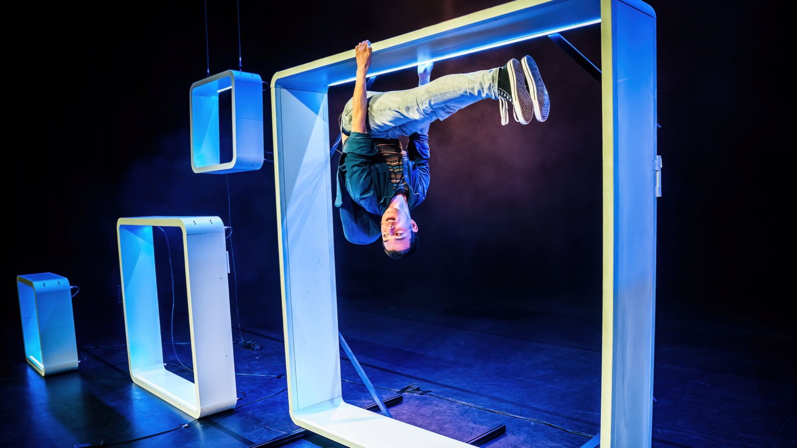 Scènefoto van de cabaretvoorstelling Ravot van Andries Tunru. Te zien in Flint Theater Amersfoort. Fotocredits: Jaap Reedijk