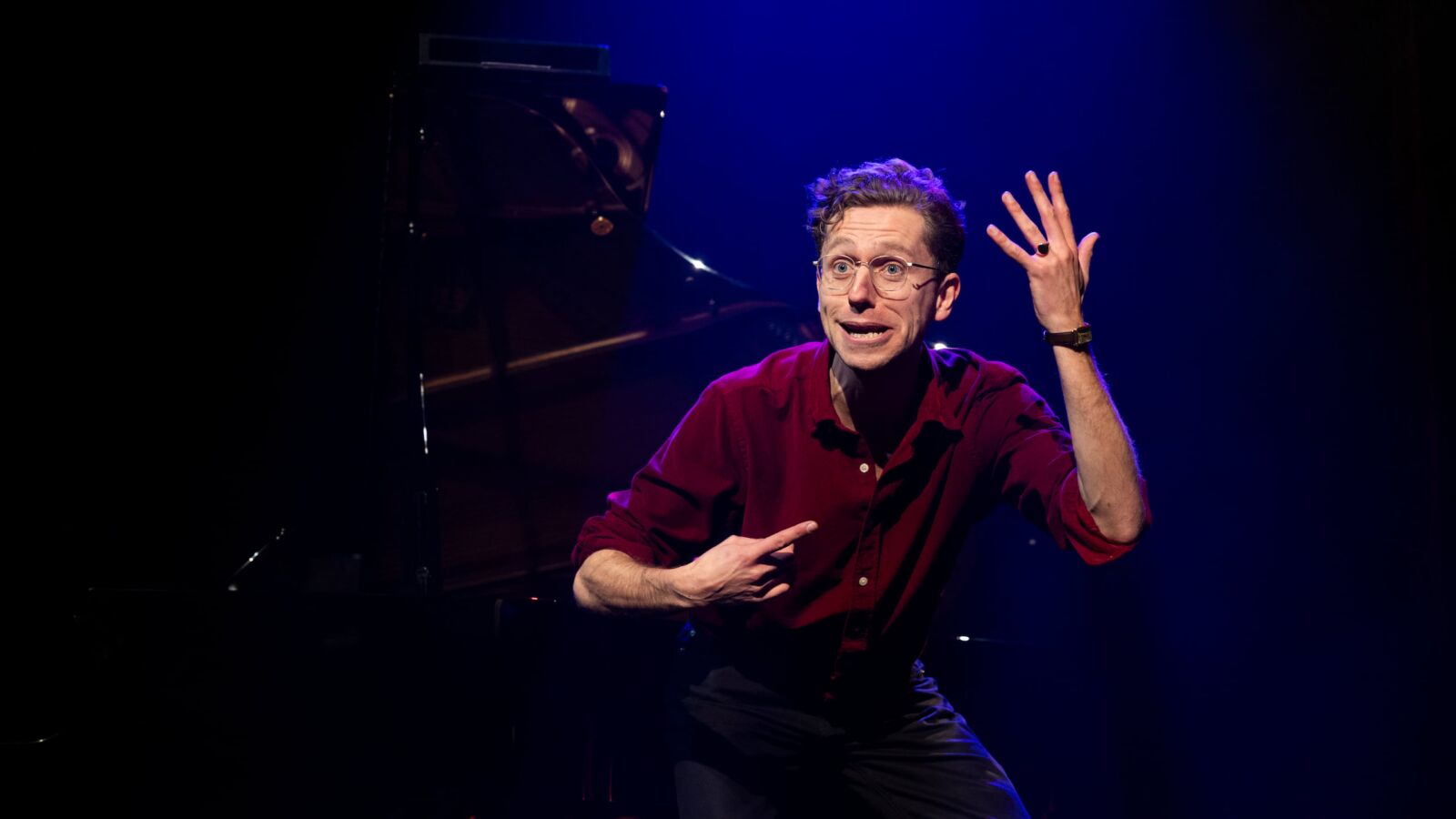 Scènebeeld van de cabaretvoorstelling BRUTO van Boban Braspenning. Te zien in Flint Theater Amersfoort. Fotocredits: Anne van Zantwijk