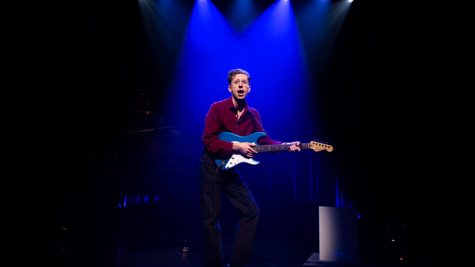 Scènebeeld van de cabaretvoorstelling BRUTO van Boban Braspenning. Te zien in Flint Theater Amersfoort. Fotocredits: Anne van Zantwijk