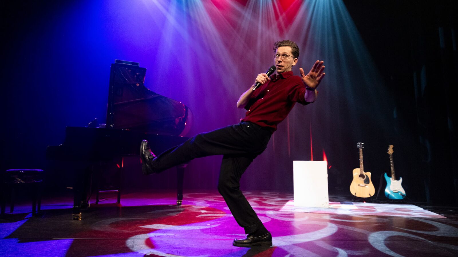 Scènebeeld van de cabaretvoorstelling BRUTO van Boban Braspenning. Te zien in Flint Theater Amersfoort. Fotocredits: Anne van Zantwijk