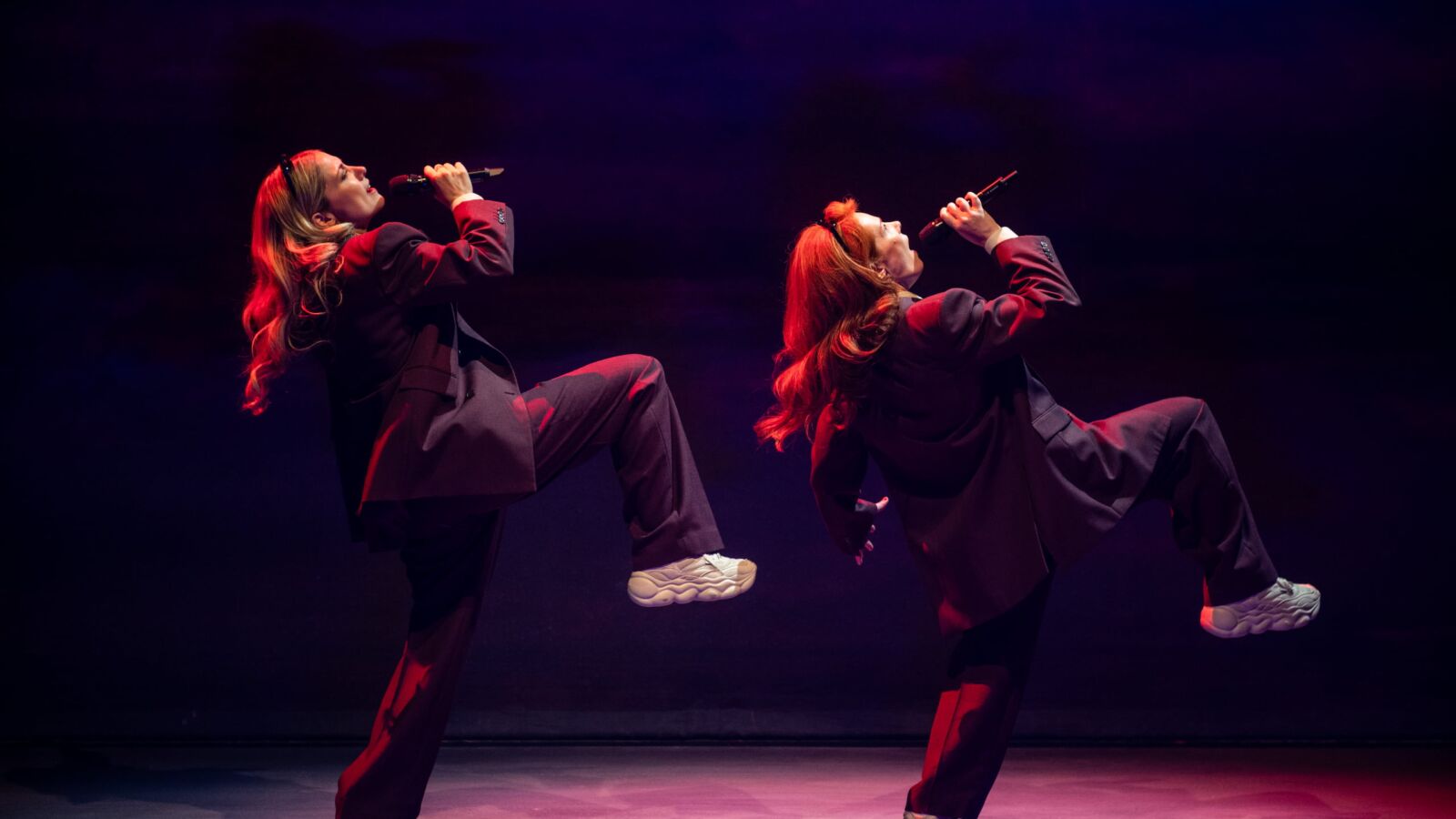 Scènefoto van de cabaretvoorstelling Rekhalzen van Yentl & de Boer. Te zien in Flint Theater Amersfoort. Fotocredits: Bart Grietens