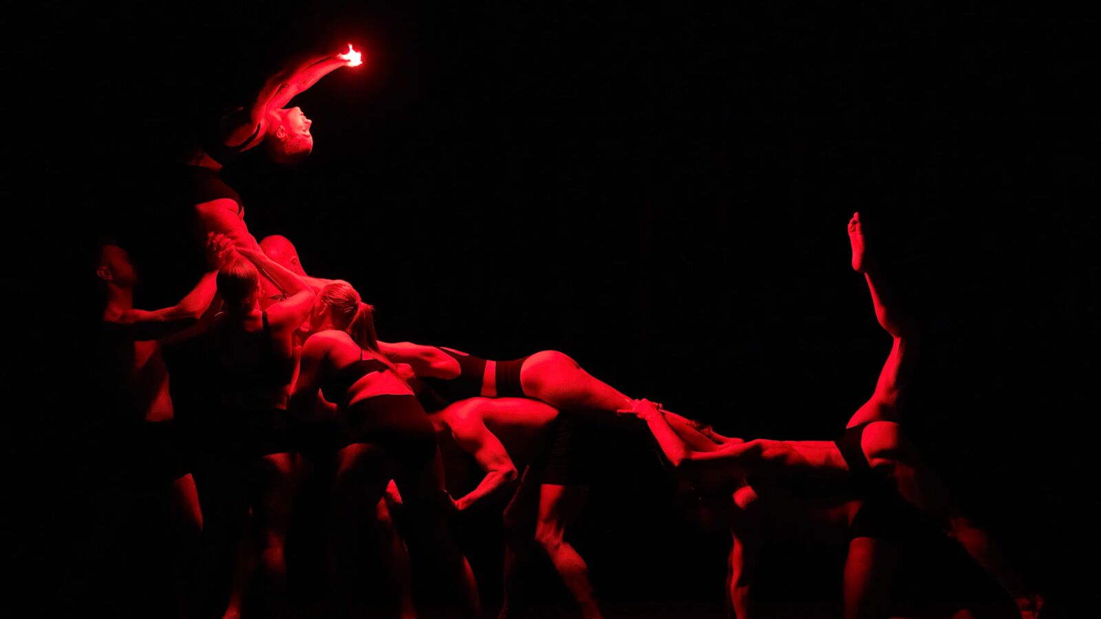 Scènefoto van de circusvoorstelling The Mirror van Gravity & Other Myths. Te zien in Flint Theater Amersfoort. Fotocredits: Andy Phillipson