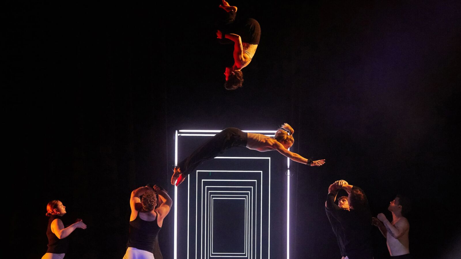 Scènefoto van de circusvoorstelling The Mirror van Gravity & Other Myths. Te zien in Flint Theater Amersfoort. Fotocredits: Andy Phillipson