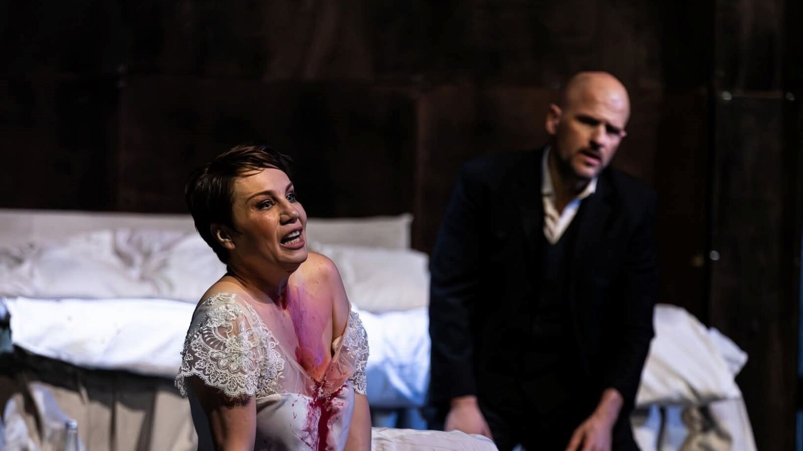 Scènefoto van de opera La Traviata door De Nationale Opera van Noord-Macedonië. Te zien in Flint Theater Amersfoort.