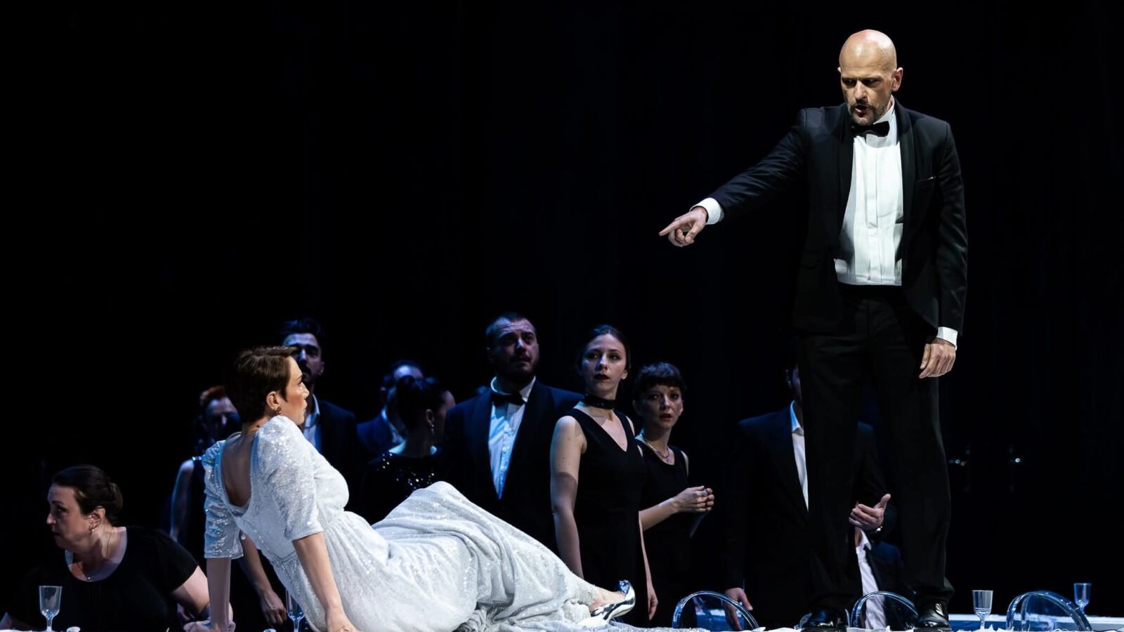 Scènefoto van de opera La Traviata door De Nationale Opera van Noord-Macedonië. Te zien in Flint Theater Amersfoort.