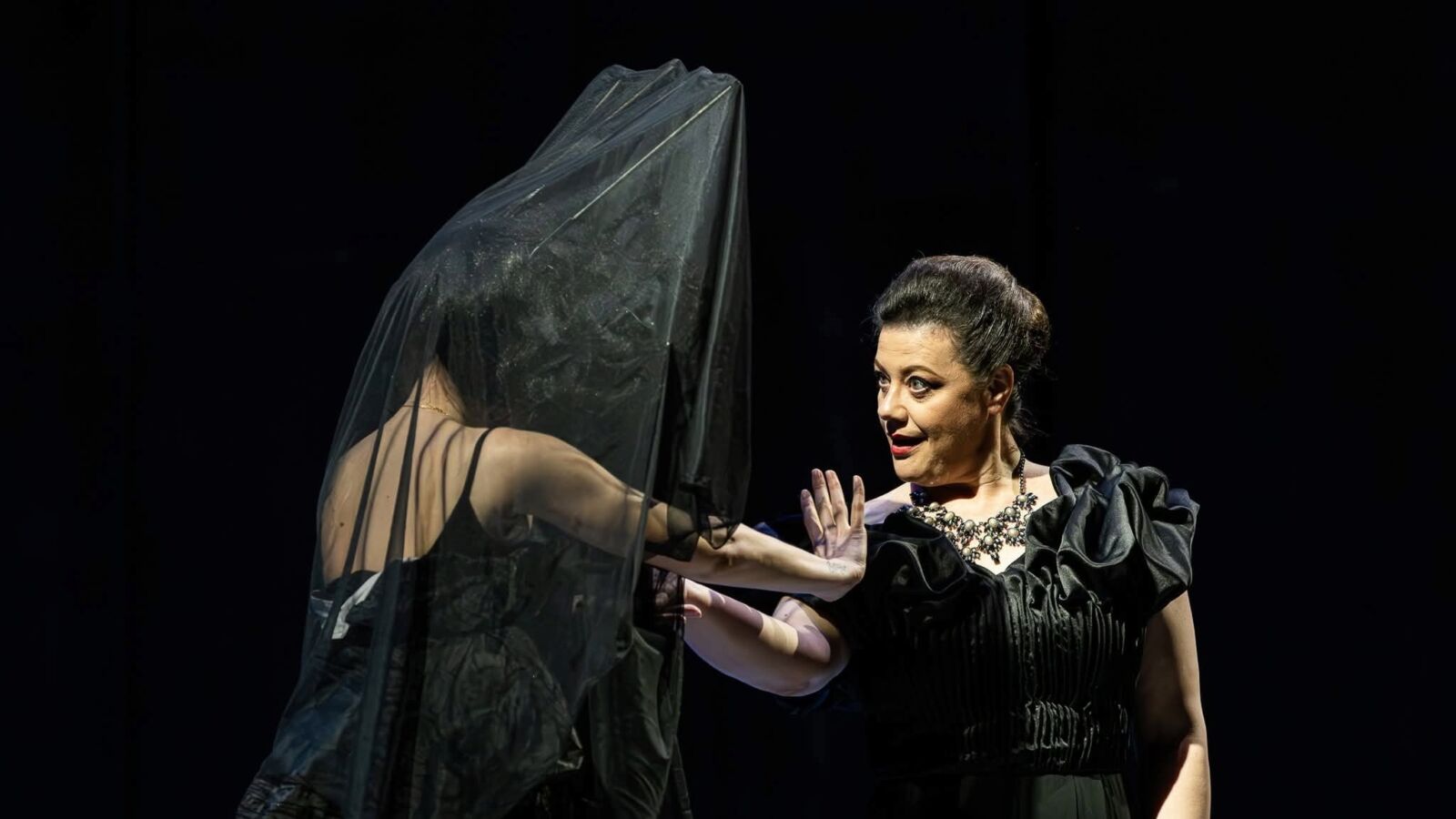 Scènefoto van de opera La Traviata door De Nationale Opera van Noord-Macedonië. Te zien in Flint Theater Amersfoort.