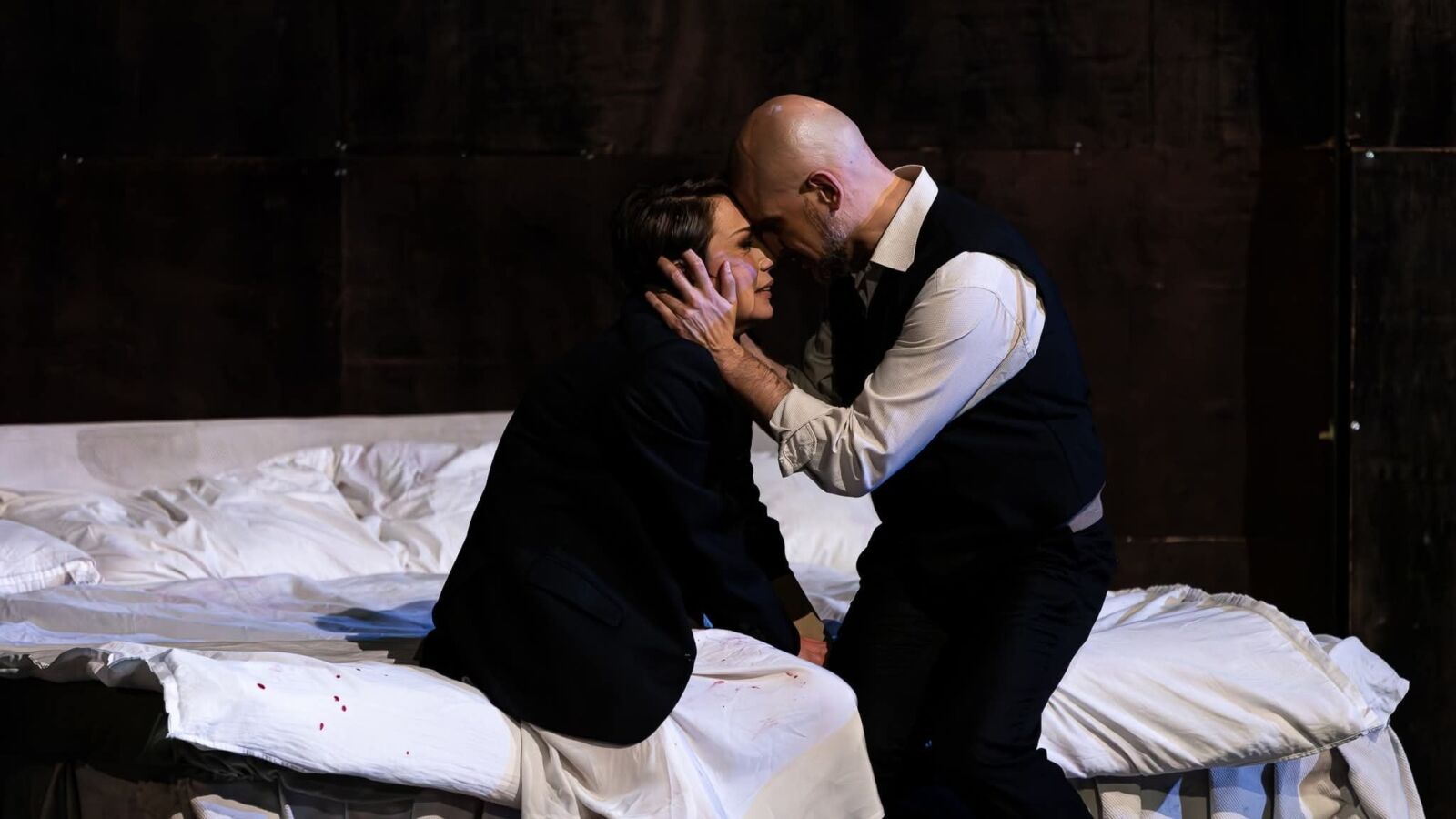 Scènefoto van de opera La Traviata door De Nationale Opera van Noord-Macedonië. Te zien in Flint Theater Amersfoort.